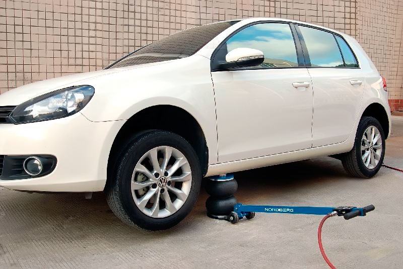 Домкрат подкатной пневматический, 2 т