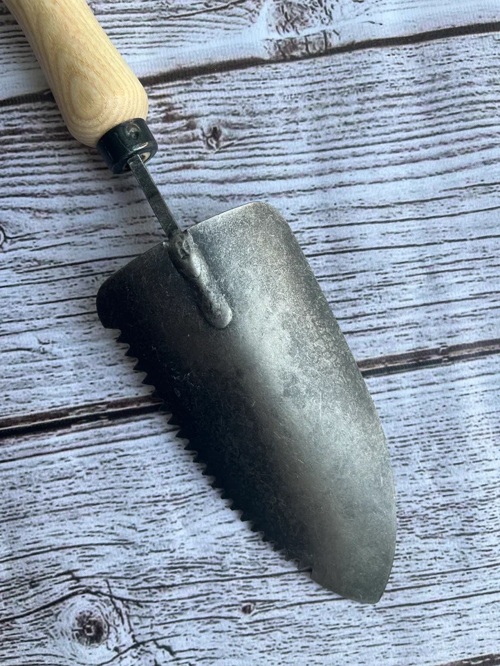 Зазубренный совок "Молодец", рукоятка из ясеня 140мм