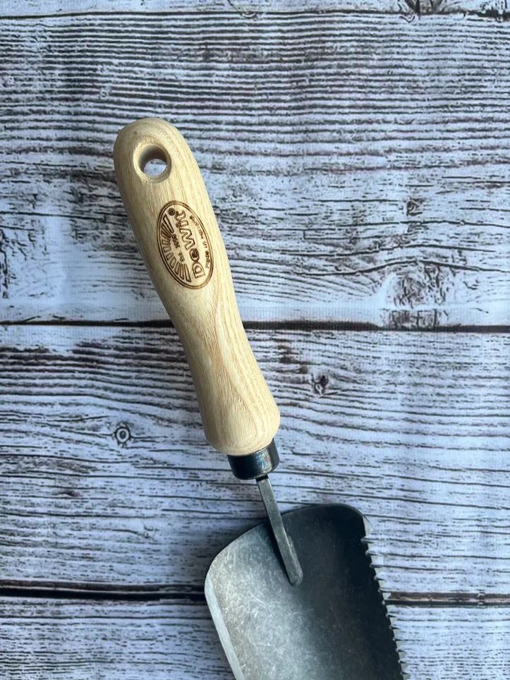 Зазубренный совок "Молодец", рукоятка из ясеня 140мм