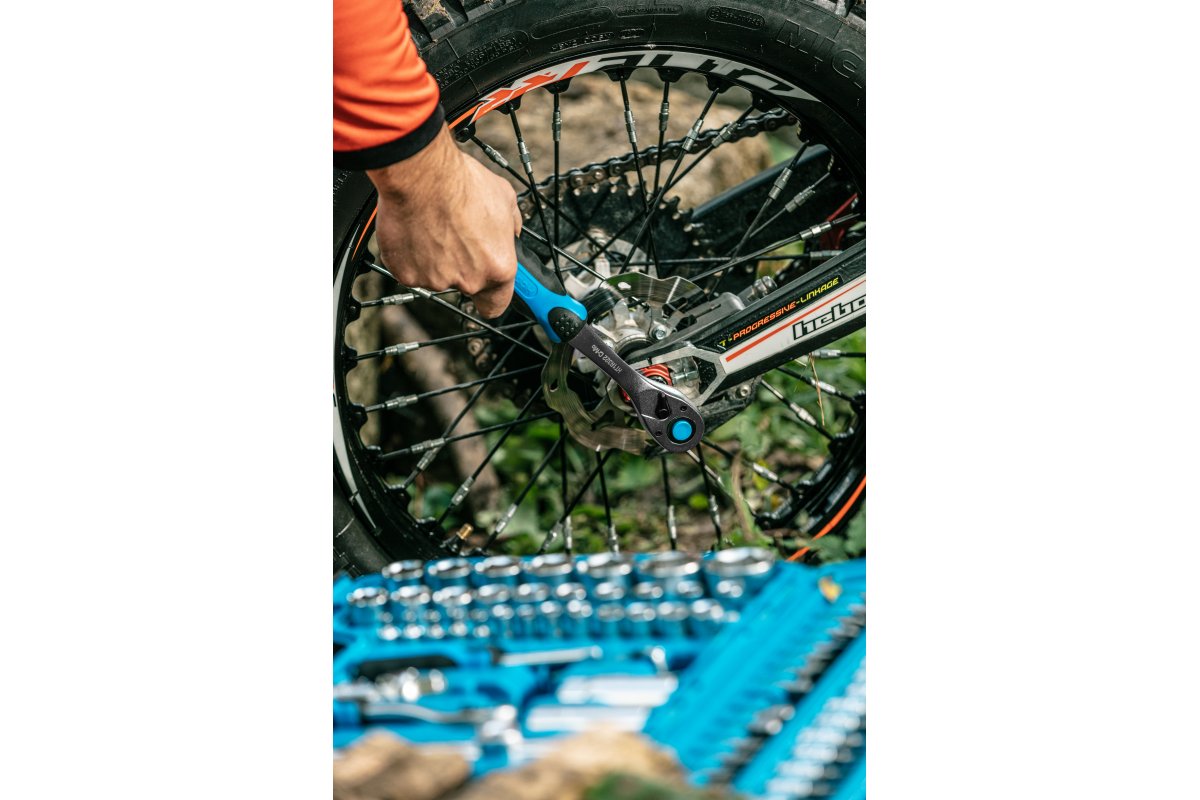 Трещотка изогнутая с кнопкой 3/8", 72 зубца