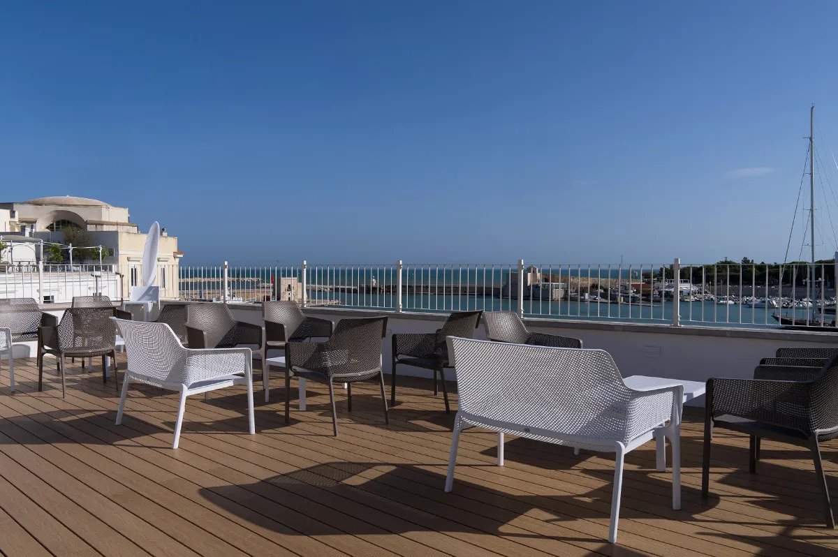 Диван пластиковый Net Bench