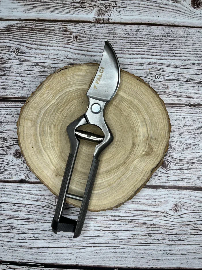 Кованый секатор с металлическими ручками 