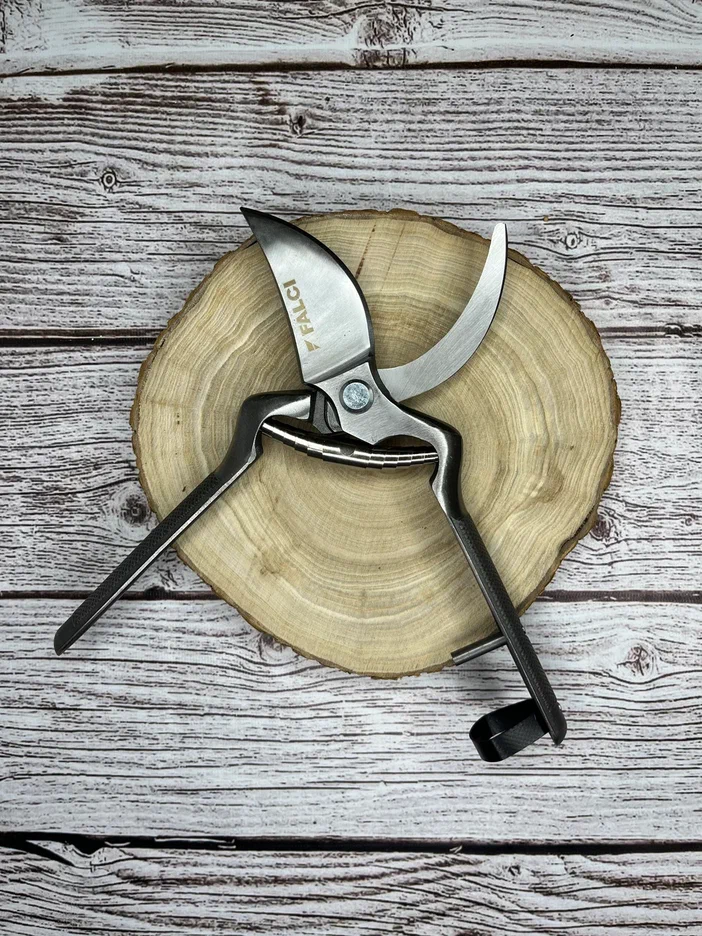 Кованый секатор с металлическими ручками 