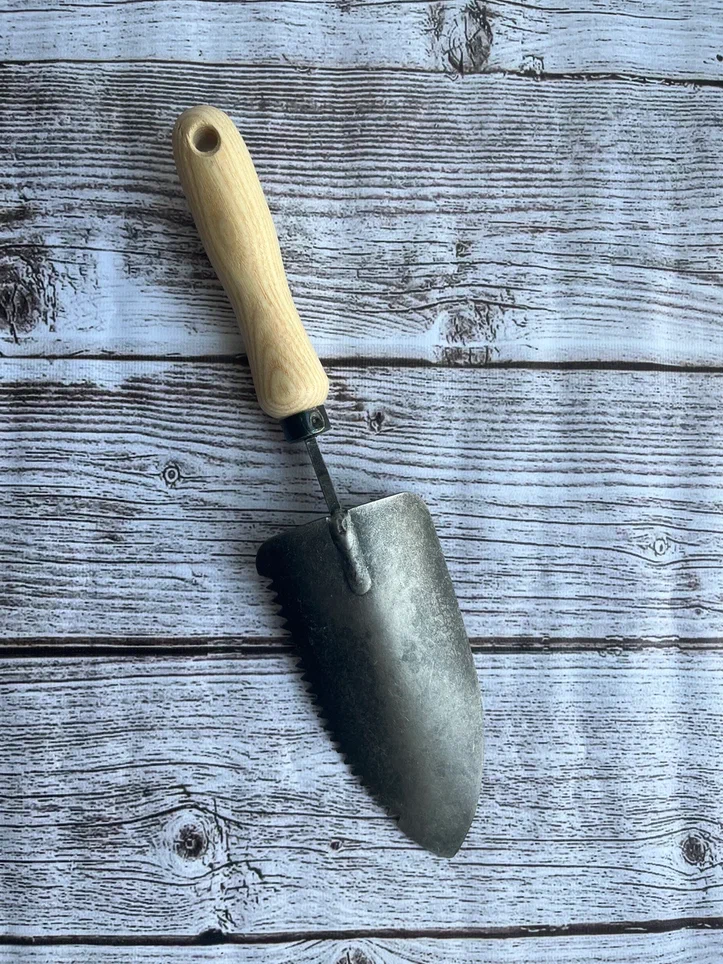 Зазубренный совок "Молодец", рукоятка из ясеня 140мм