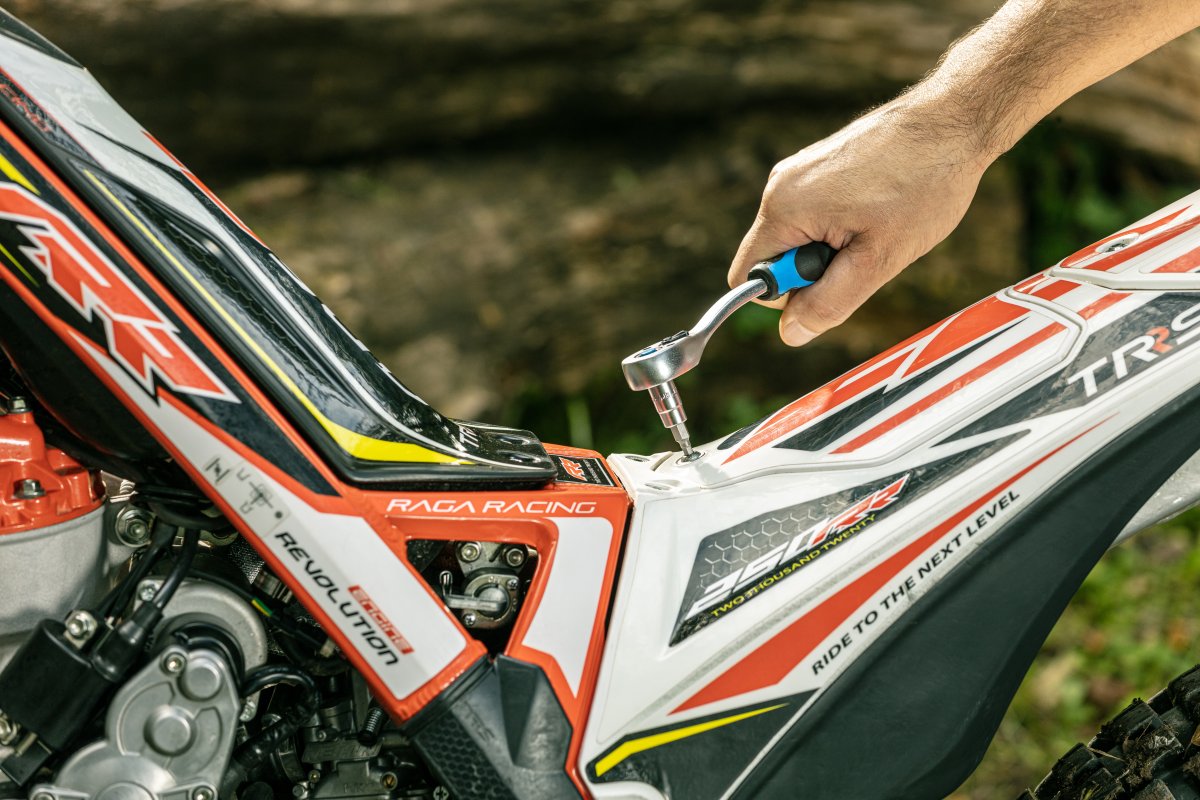 Трещотка изогнутая с кнопкой 3/8", 72 зубца