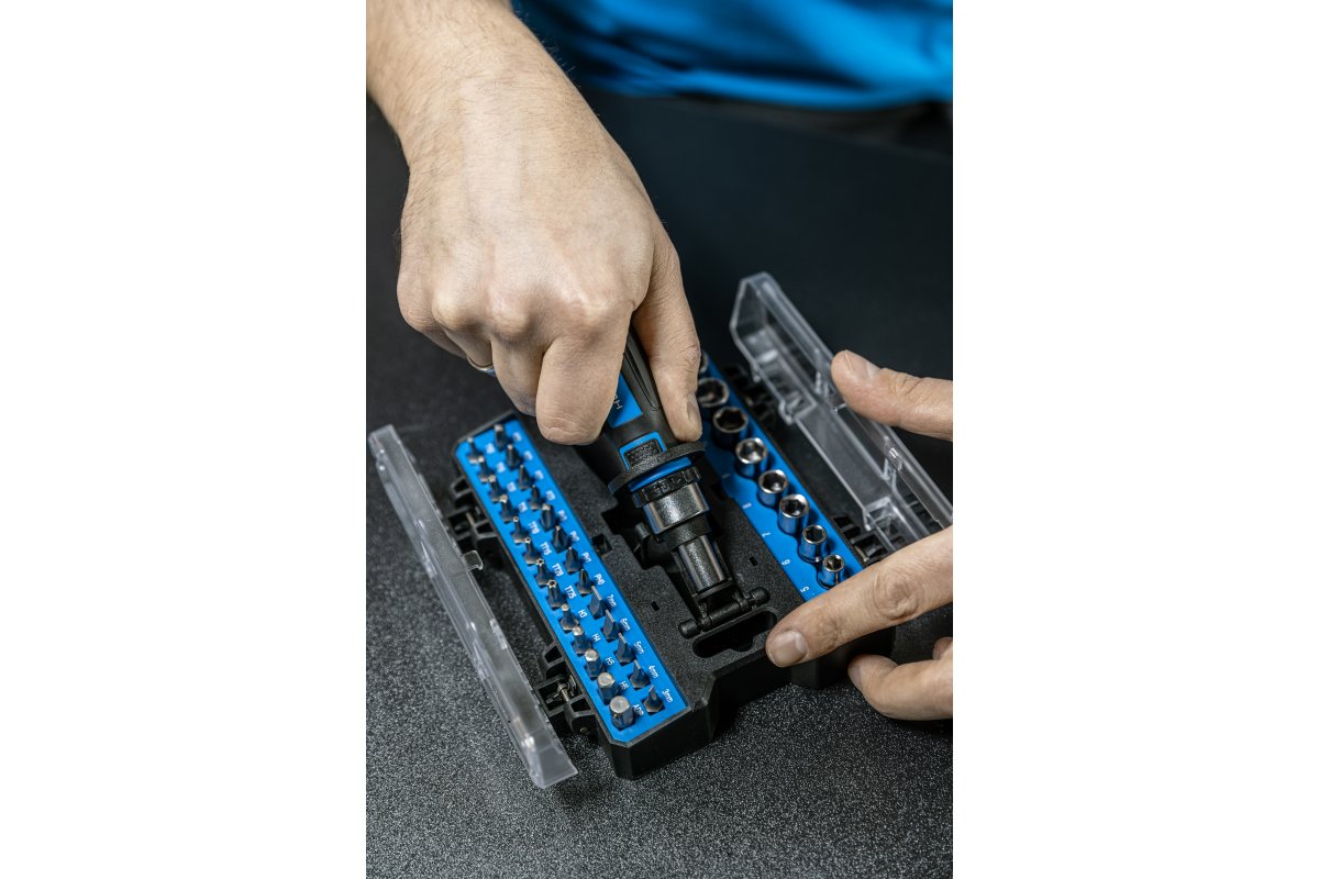 Реверсивная отвертка c набором насадок 36 шт.