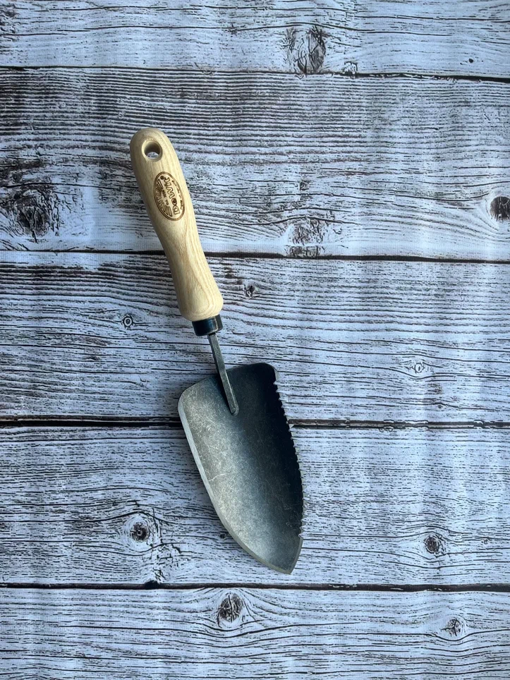 Зазубренный совок "Молодец", рукоятка из ясеня 140мм