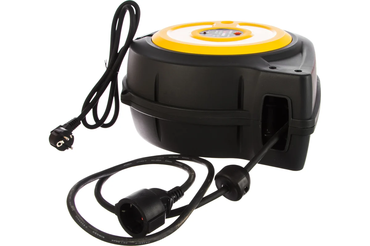 Электрический удлинитель на автоматической катушке 15 м, провод сечением 1,5 мм.