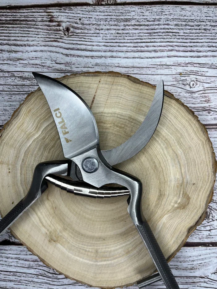 Кованый секатор с металлическими ручками 