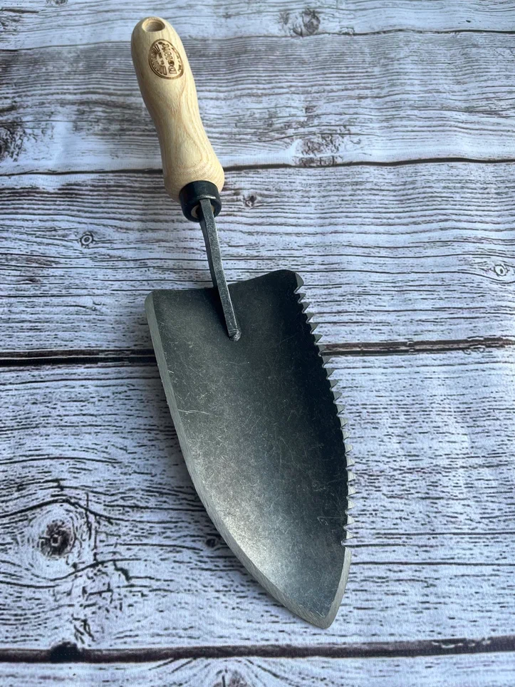 Зазубренный совок "Молодец", рукоятка из ясеня 140мм