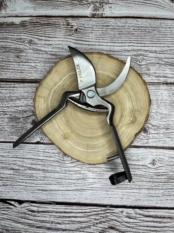 Кованый секатор с металлическими ручками 