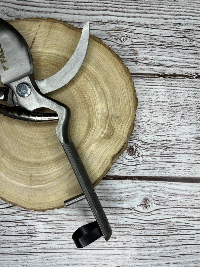 Кованый секатор с металлическими ручками 