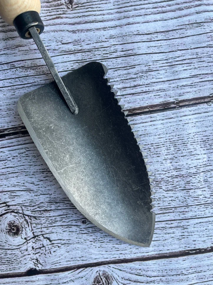 Зазубренный совок "Молодец", рукоятка из ясеня 140мм