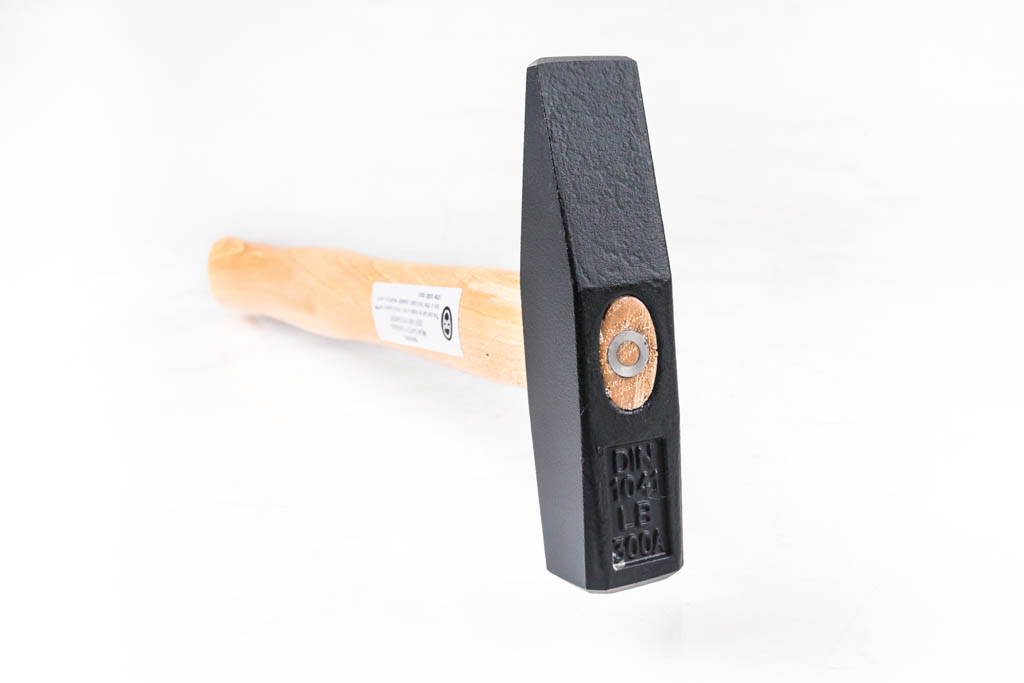 молоток с ручкой из дерева гикори 600 г