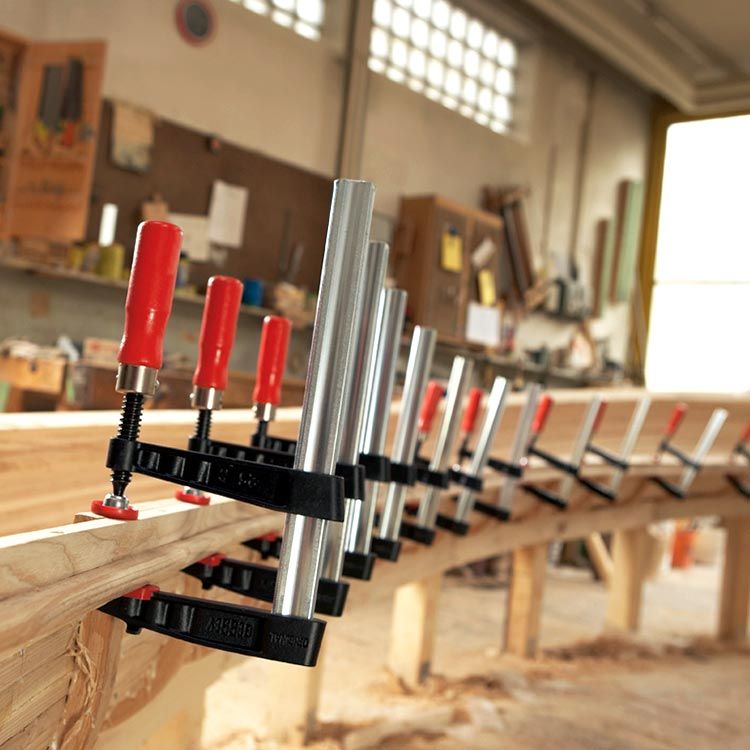 Струбцина из ковкого чугуна TG с надежной деревянной ручкой