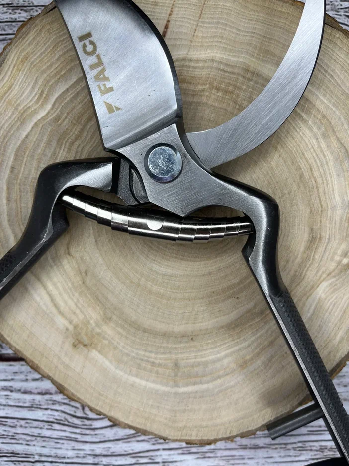 Кованый секатор с металлическими ручками 