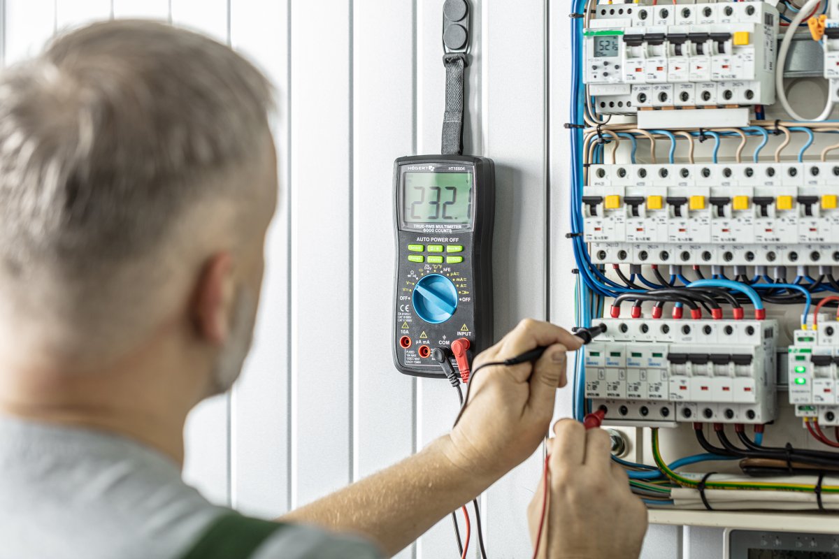 Цифровой мультиметр AUTO RANGE с магнитным держателем