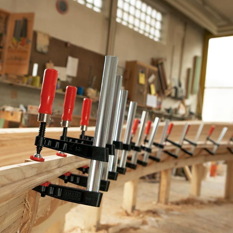 Струбцина из ковкого чугуна с надежной деревянной ручкой