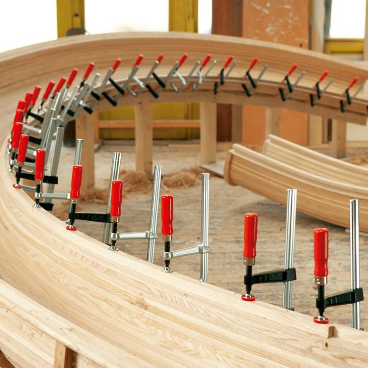 Струбцина из ковкого чугуна TG с надежной деревянной ручкой