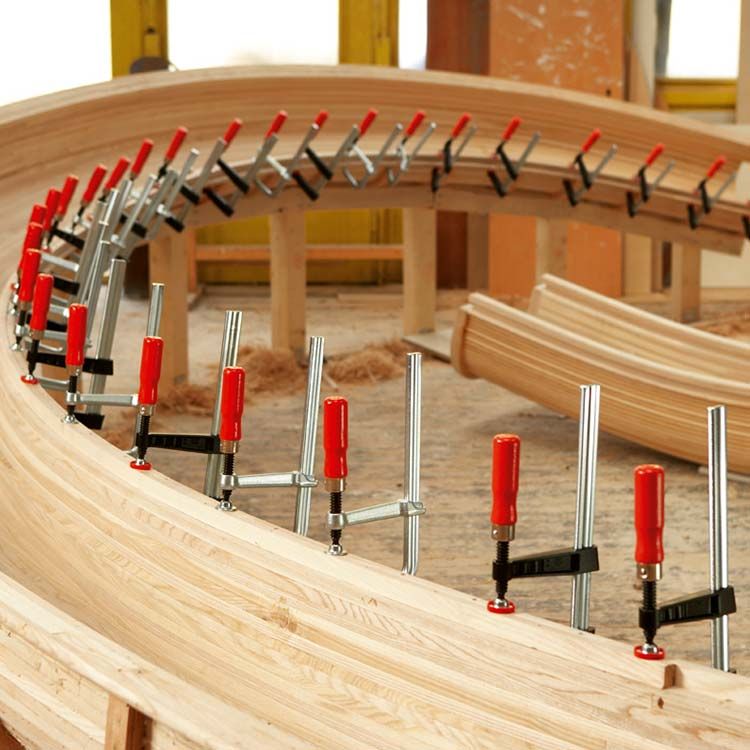 Струбцина из ковкого чугуна TG с надежной деревянной ручкой