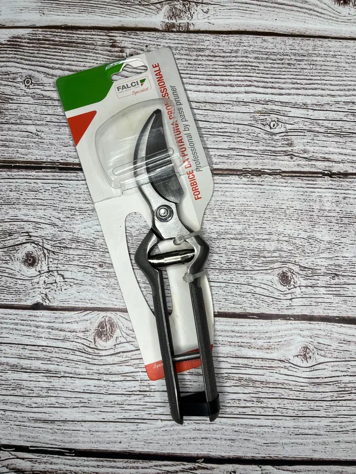 Кованый секатор с металлическими ручками 