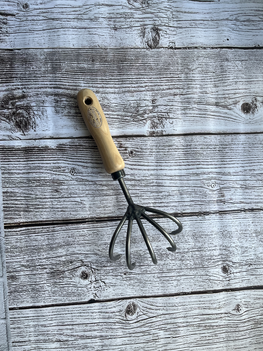 Культиватор с пятью мощными зубцами