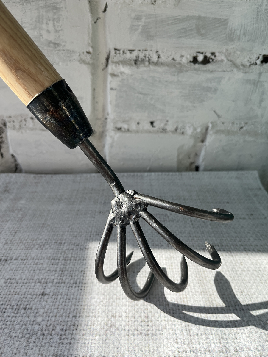 Культиватор DeWit с пятью мощными зубцами на длинной рукоятке