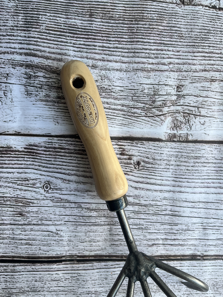 Культиватор с пятью мощными зубцами