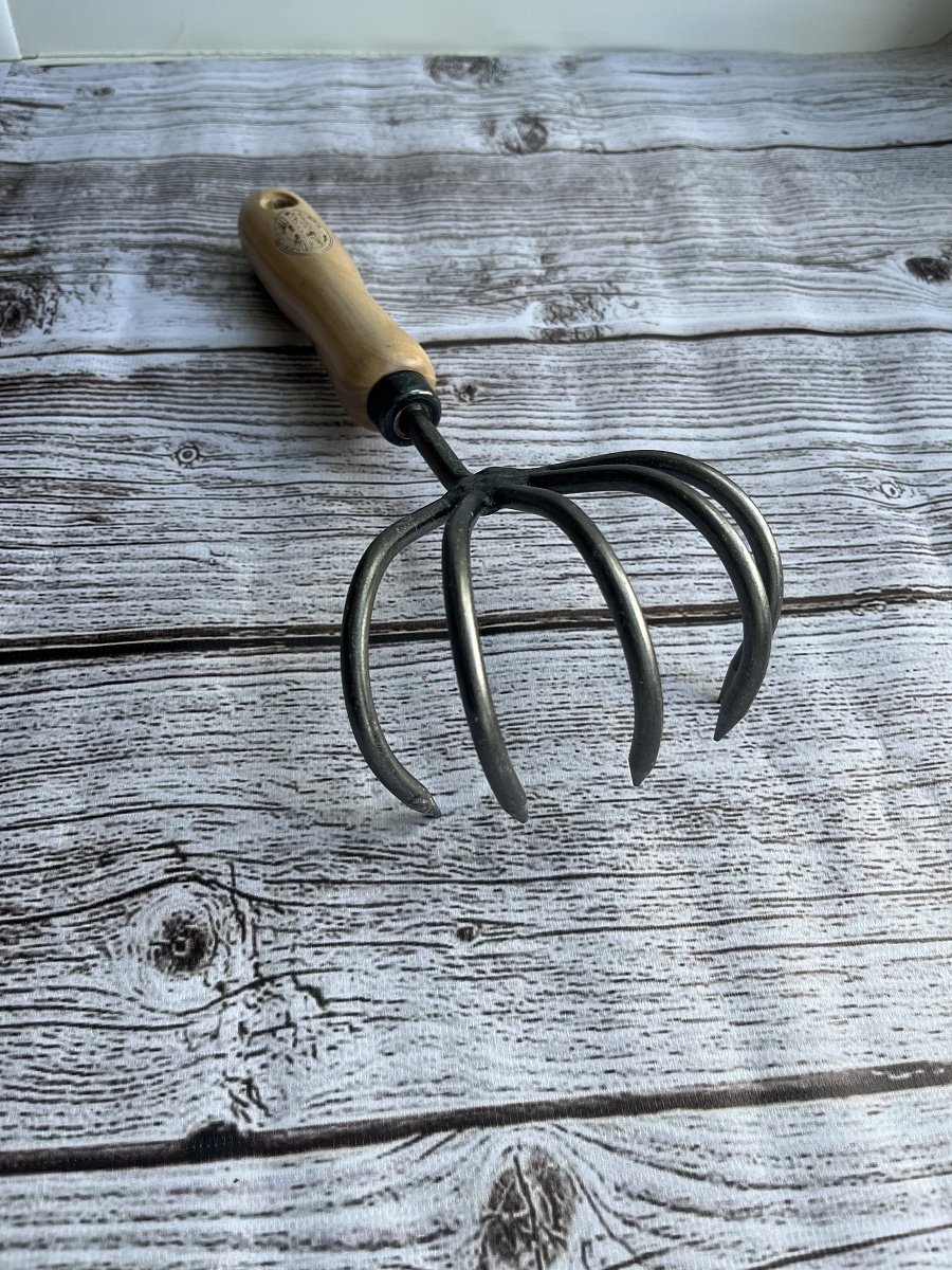 Культиватор с пятью мощными зубцами