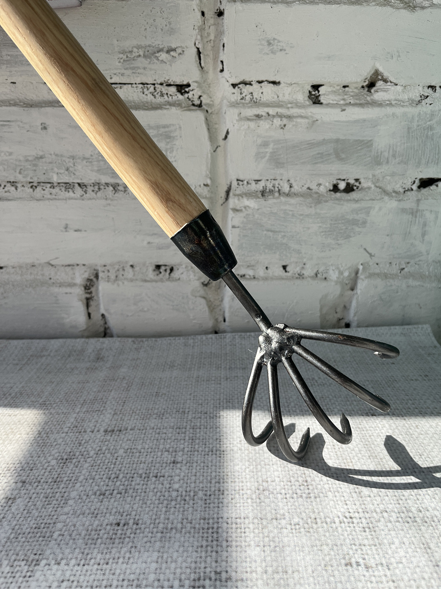 Культиватор DeWit с пятью мощными зубцами на длинной рукоятке