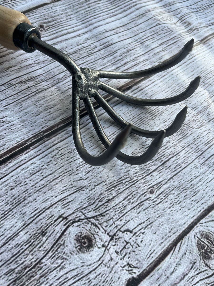 Культиватор с пятью мощными зубцами