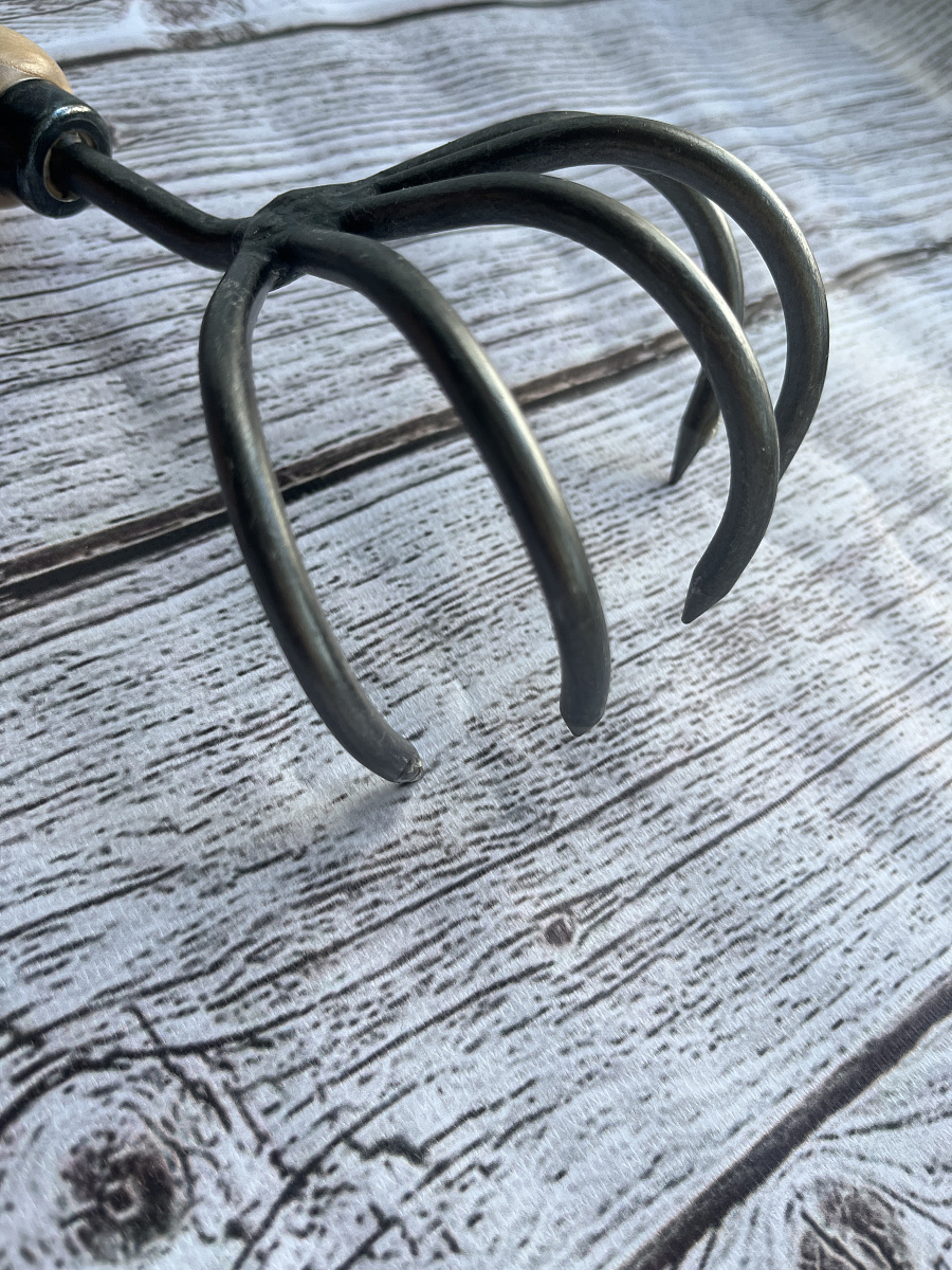 Культиватор с пятью мощными зубцами