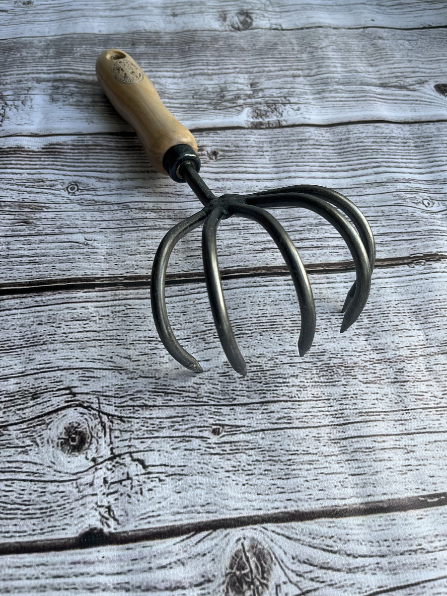 Культиватор с пятью мощными зубцами