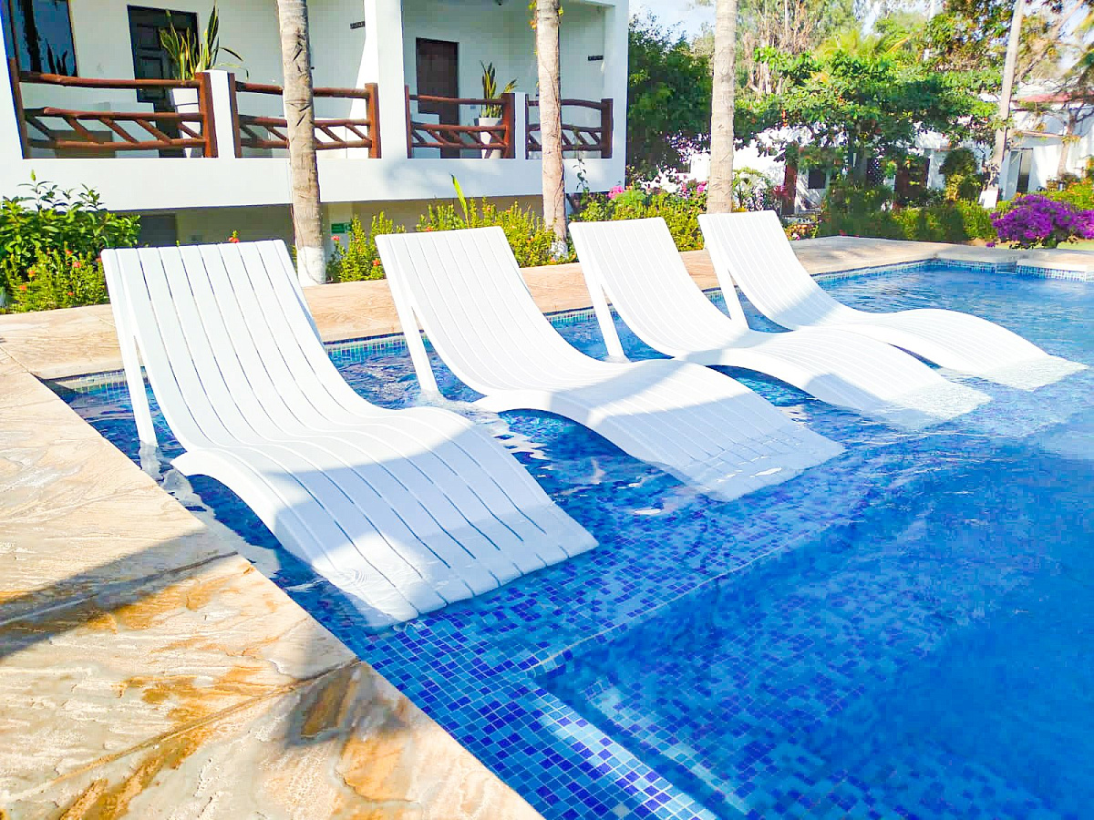 Шезлонг-лежак пластиковый Slim