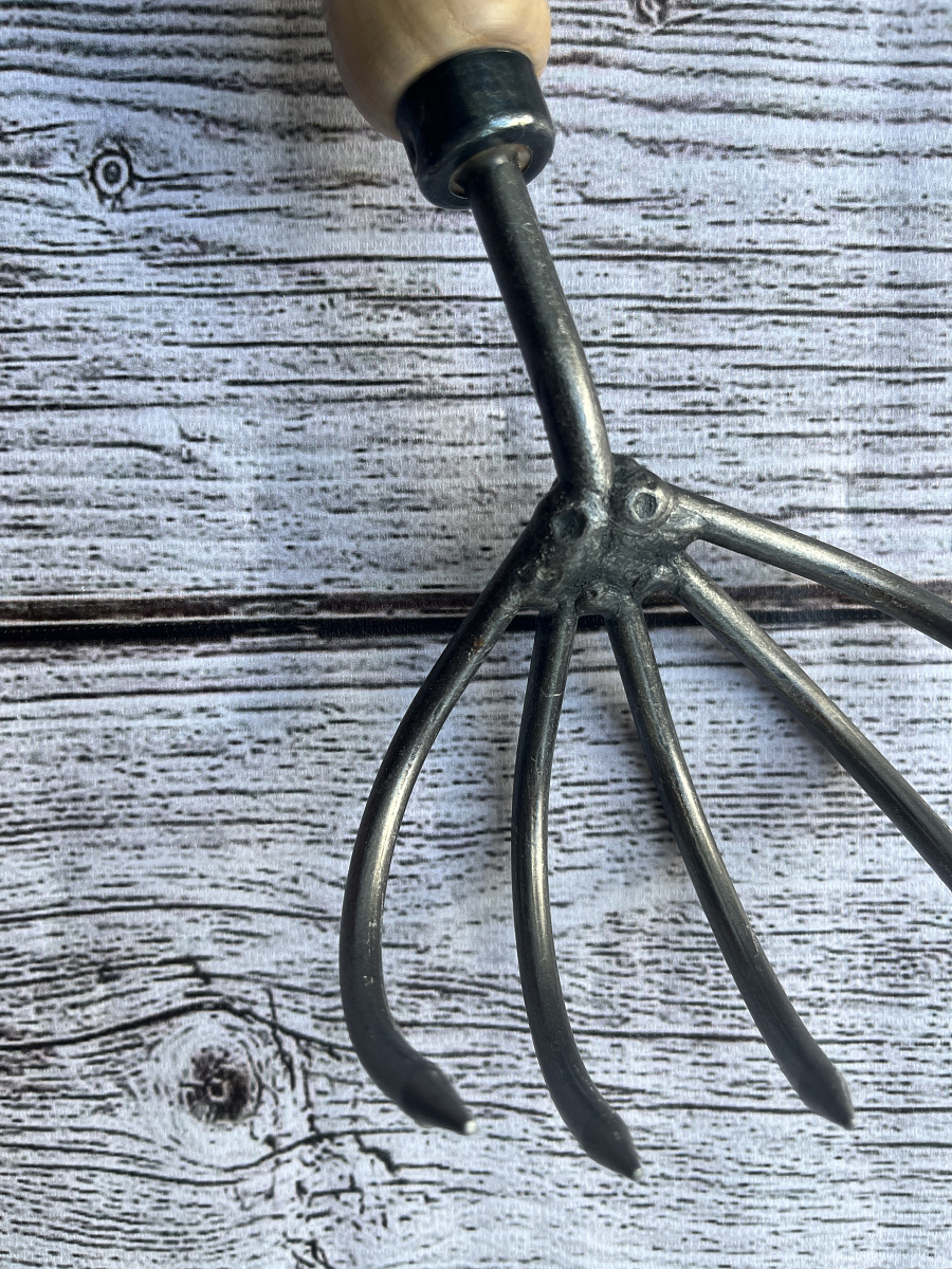 Культиватор с пятью мощными зубцами