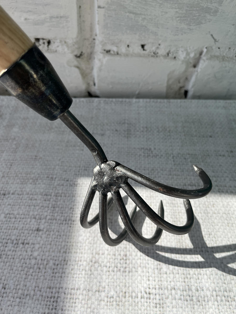 Культиватор DeWit с пятью мощными зубцами на длинной рукоятке